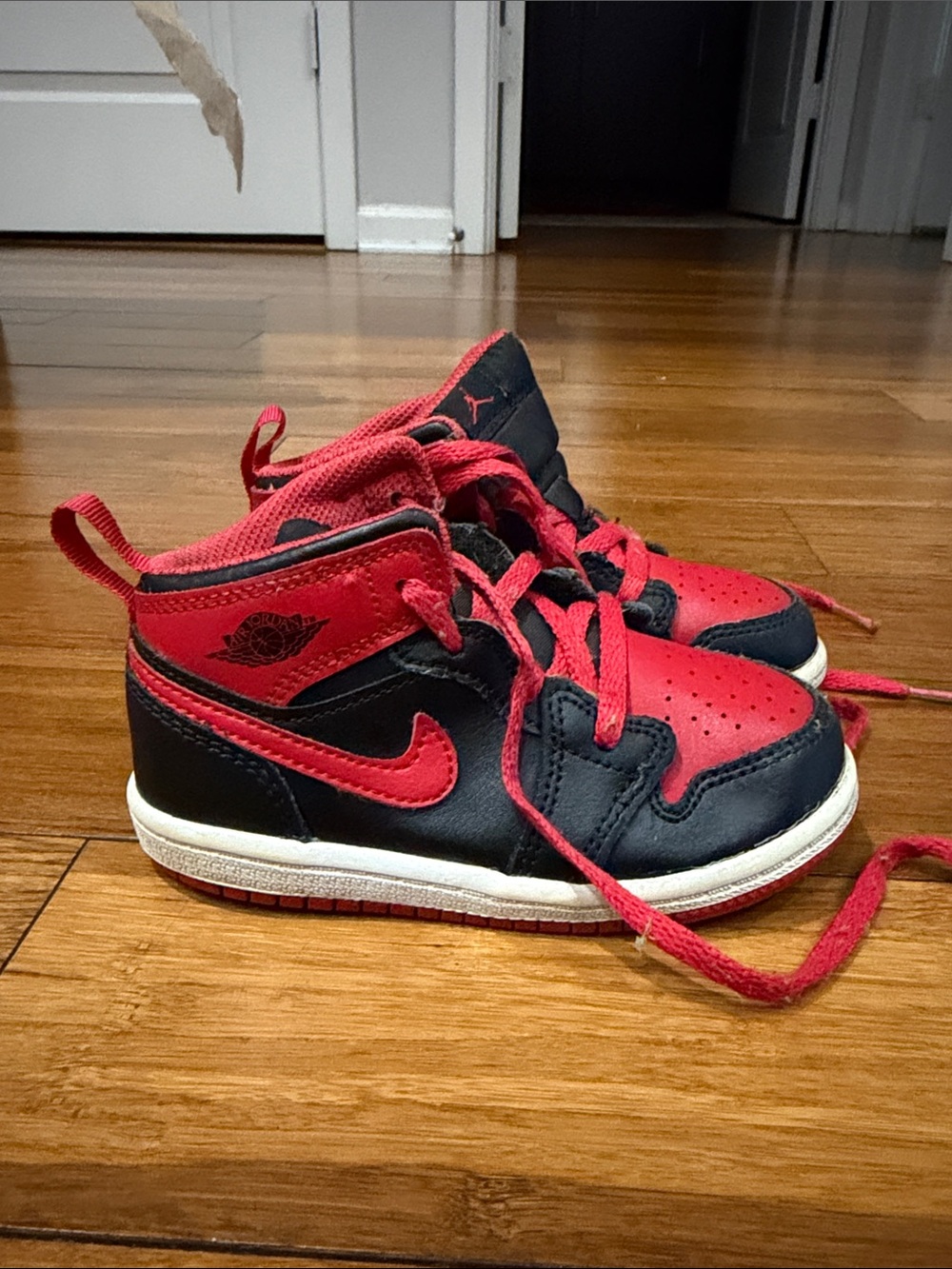 Nike Air Jordan 1 Mid Bred Red Black Shoes
Sneakers Toddler Size 8C DQ8425-060
